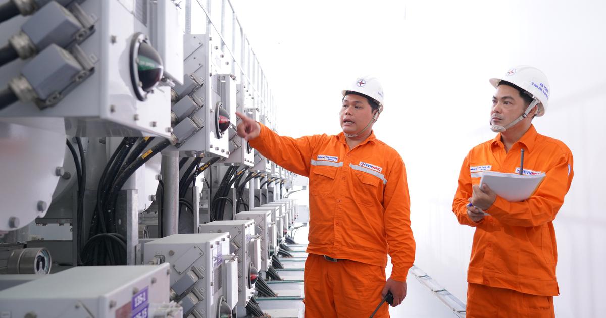 Ba t&ocirc;i, người thợ điện với chiếc &aacute;o m&agrave;u cam sờn vai