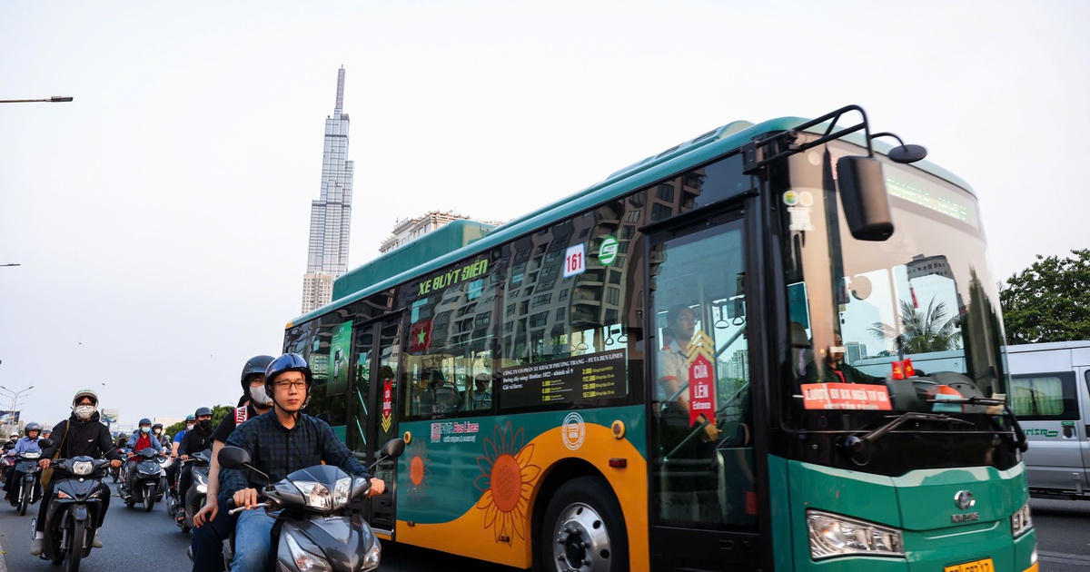 Toàn bộ taxi, xe buýt ở TP.HCM phải dùng năng lượng sạch năm 2030