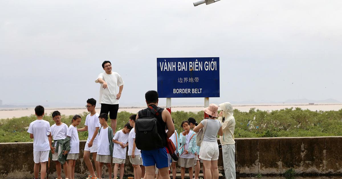 Du kh&aacute;ch tha hồ xuống biển Tr&agrave; Cổ nhặt ốc điếu sau b&atilde;o
