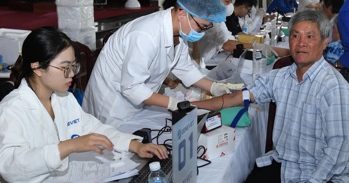 Lấy mẫu ADN 2 em trai liệt sĩ Huỳnh Văn Quên ở công viên Lê Thị Riêng
