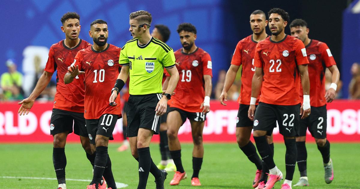 Tổng thống Ai Cập vỗ về đội nhà dù thua Argentina, Zico tố trọng tài bất công