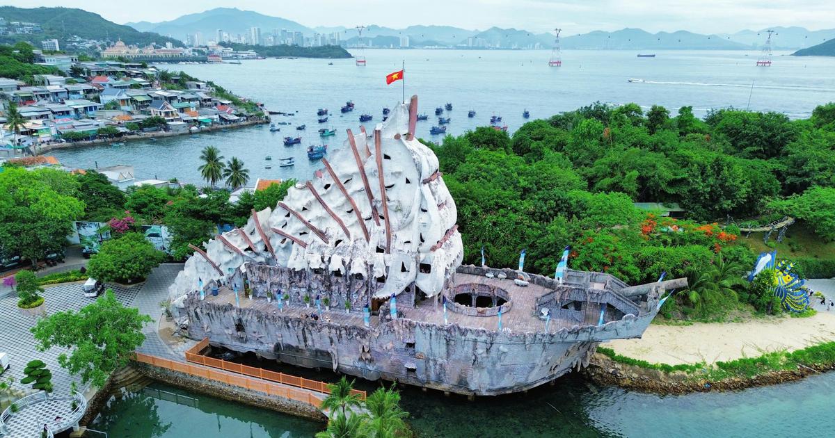 Độc đáo thủy cung trong con tàu 'hóa thạch' giữa vịnh Nha Trang