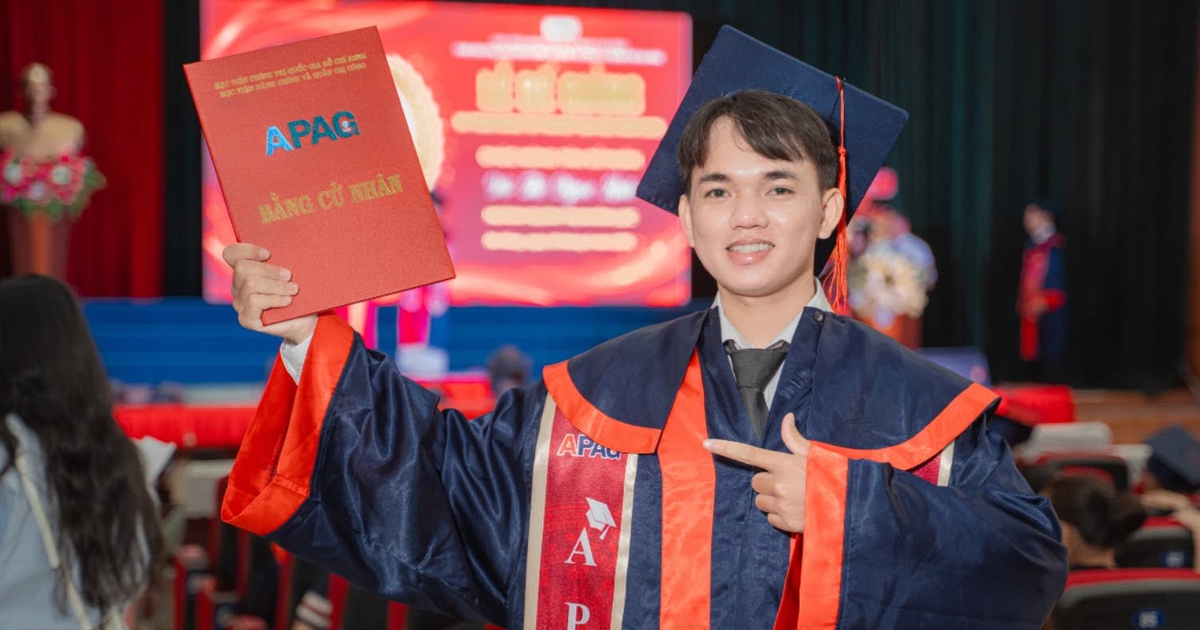 Sinh viên giỏi toàn khóa và lời hứa xúc động với mẹ