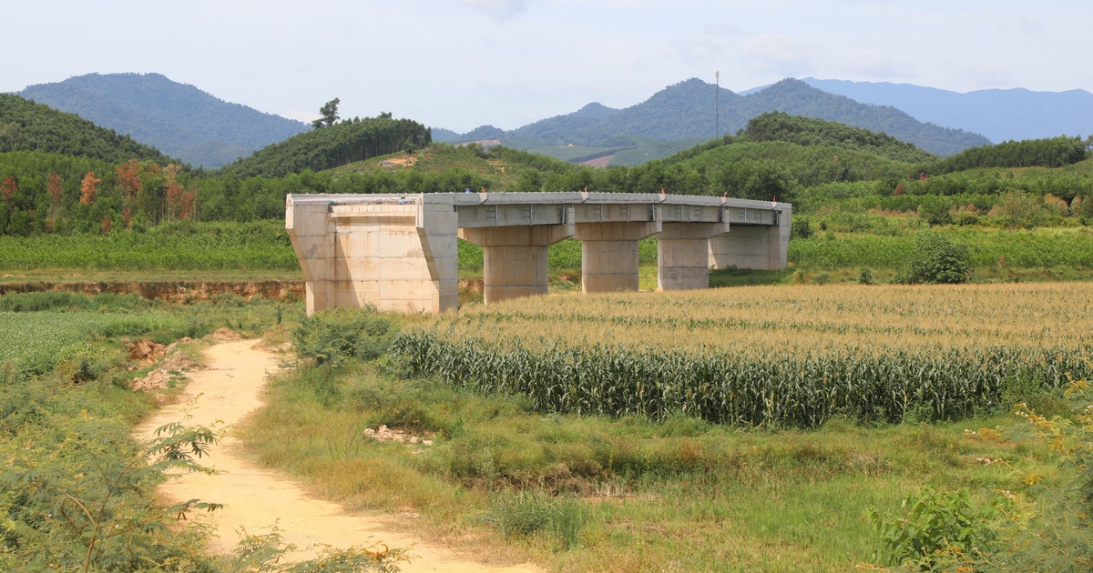 Cây cầu 'cô đơn' vì chưa có đường dẫn