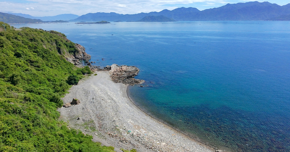 Bãi biển không cát hoang sơ ở Nha Trang thu hút du khách