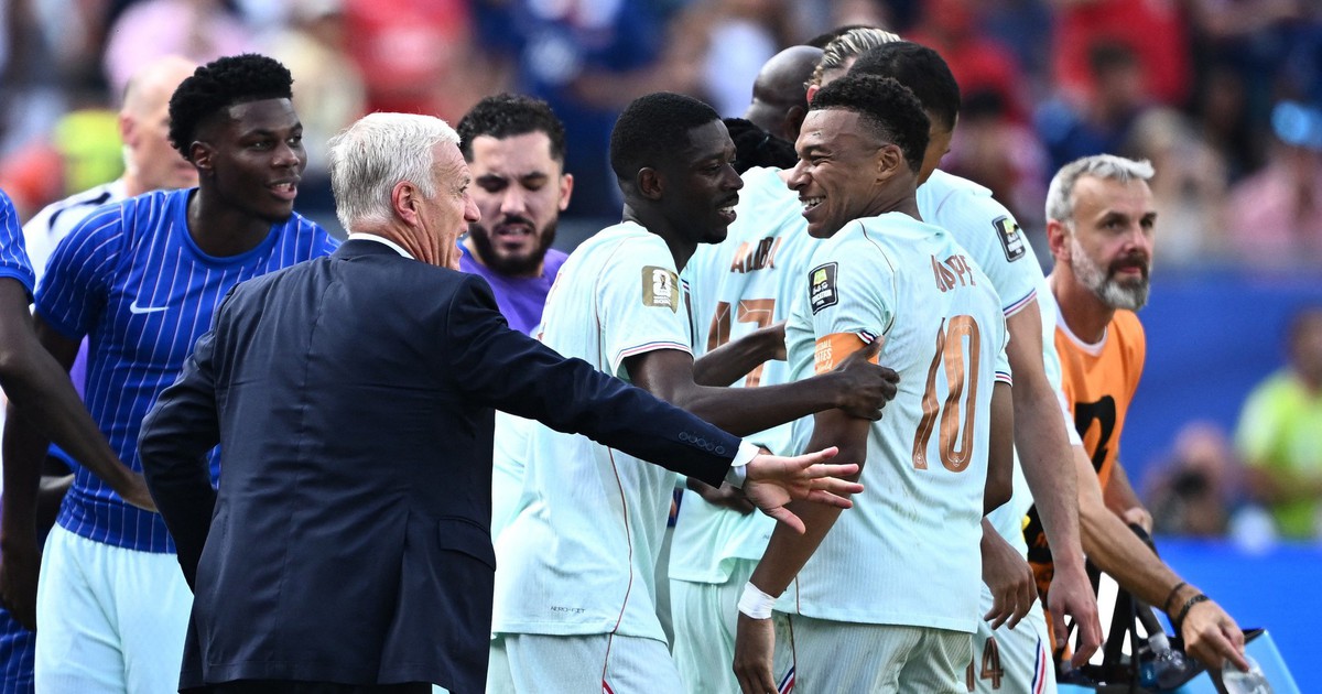 HLV Deschamps đi vào lịch sử World Cup. Mbappe - Dembele tái lập kỳ tích của Brazil