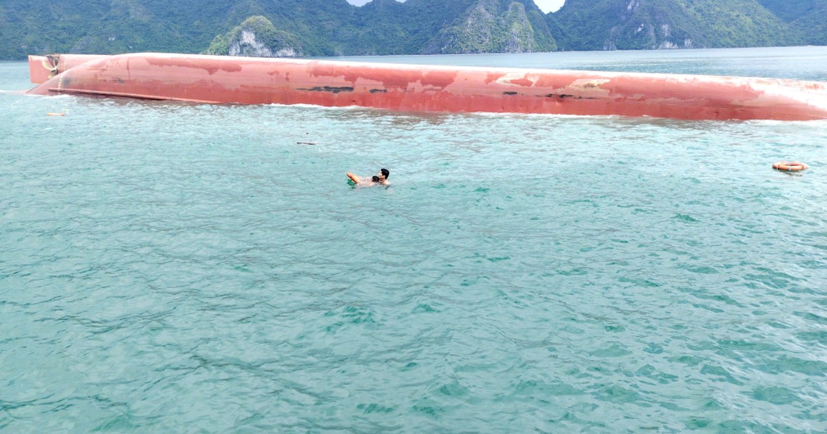Lật tàu trên biển Quảng Ninh, 2 người nghi bị mắc kẹt trong tàu
