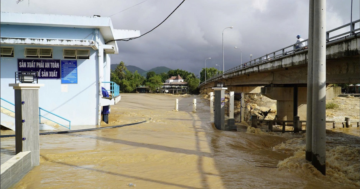 Kh&aacute;nh H&ograve;a th&aacute;o dỡ đập ngăn mặn tạm tr&ecirc;n s&ocirc;ng C&aacute;i Nha Trang trước m&ugrave;a mưa b&atilde;o