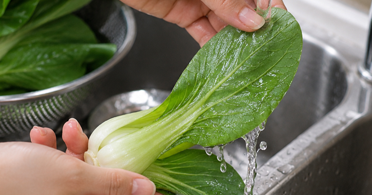Rửa rau bằng nước muối có thực sự sạch hơn nước thường?