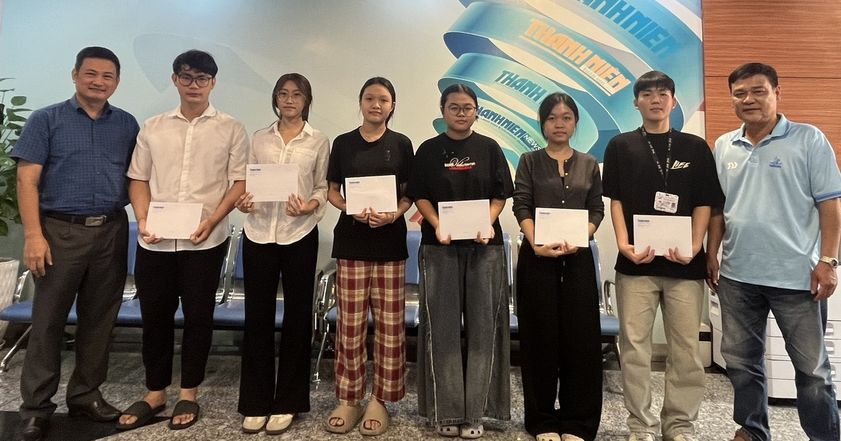 Gặp gỡ, trao học bổng động viên các sinh viên hiếu học