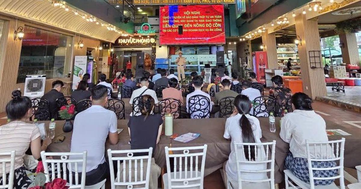 CSGT TP.HCM gặp chủ qu&aacute;n nhậu, c&ugrave;ng nhắc kh&aacute;ch c&aacute;ch về nh&agrave; sau khi uống rượu bia