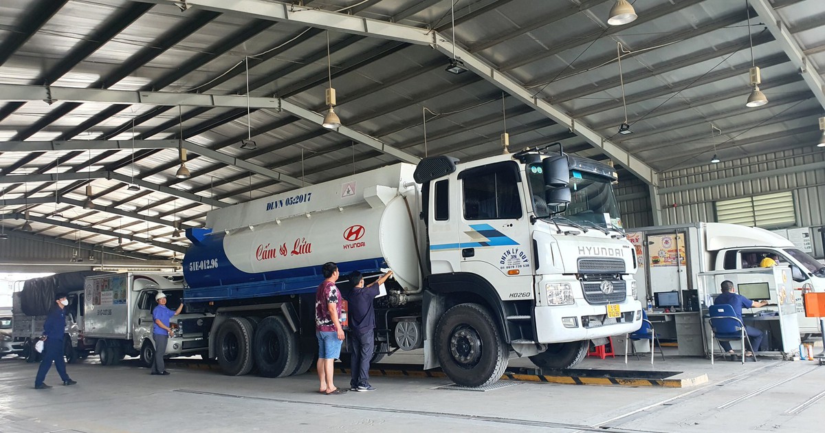 Xe lắp biển số sai chỗ, thiếu búa thoát hiểm... có nguy cơ trượt đăng kiểm
