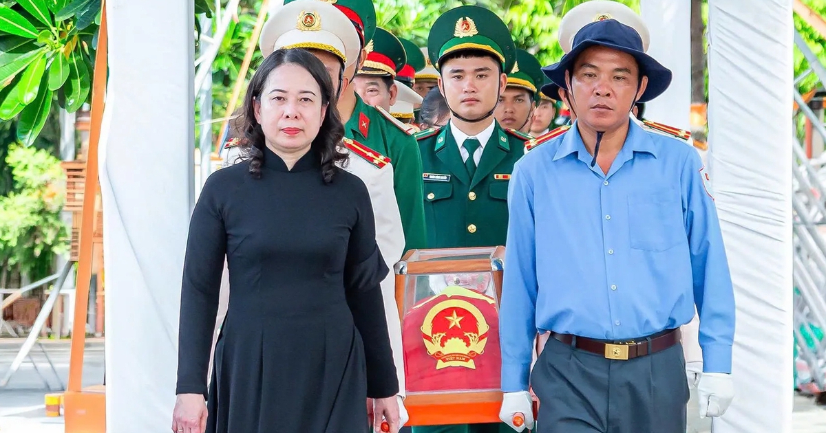Ph&oacute; chủ tịch nước V&otilde; Thị &Aacute;nh Xu&acirc;n dự lễ an t&aacute;ng h&agrave;i cốt liệt sĩ An Giang