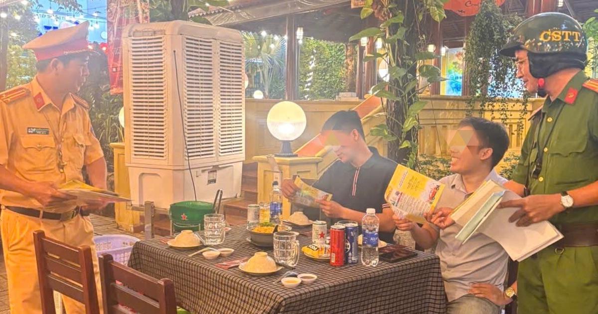 Đang ngồi qu&aacute;n nhậu, thực kh&aacute;ch bất ngờ khi CSGT đến tận b&agrave;n