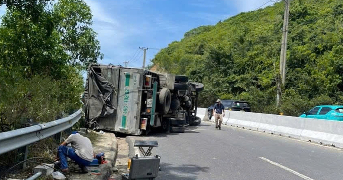 Lật xe tải, đường nối Nha Trang với s&acirc;n bay Cam Ranh &ugrave;n tắc nghi&ecirc;m trọng