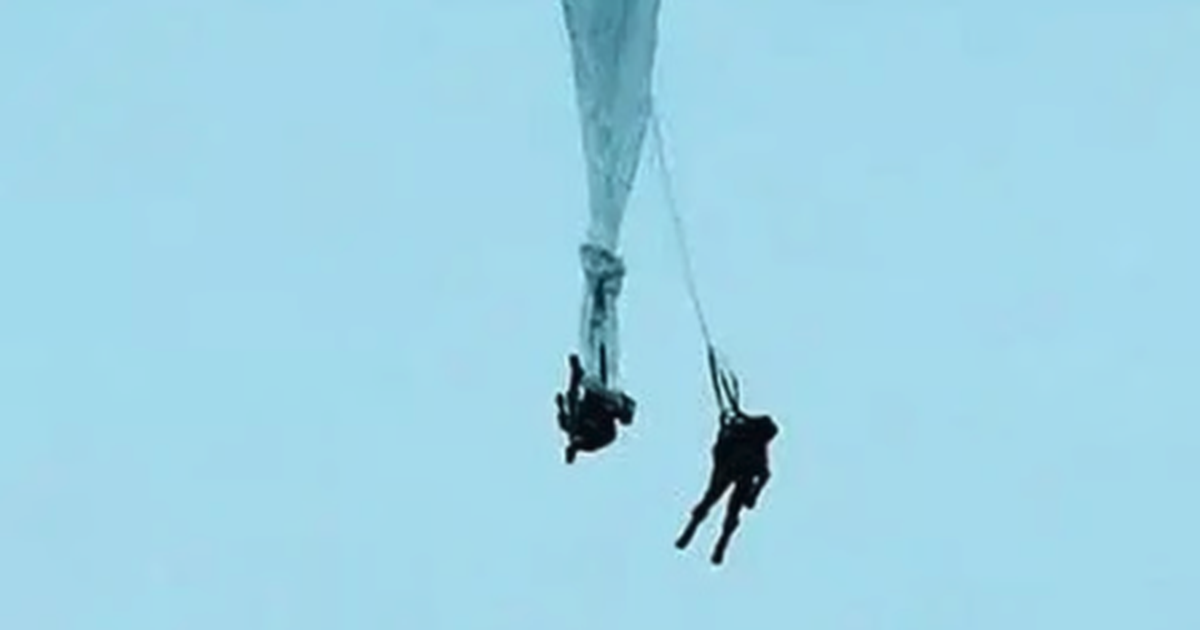 L&iacute;nh nhảy d&ugrave; Trung Quốc cứu đồng đội bất tỉnh tr&ecirc;n kh&ocirc;ng