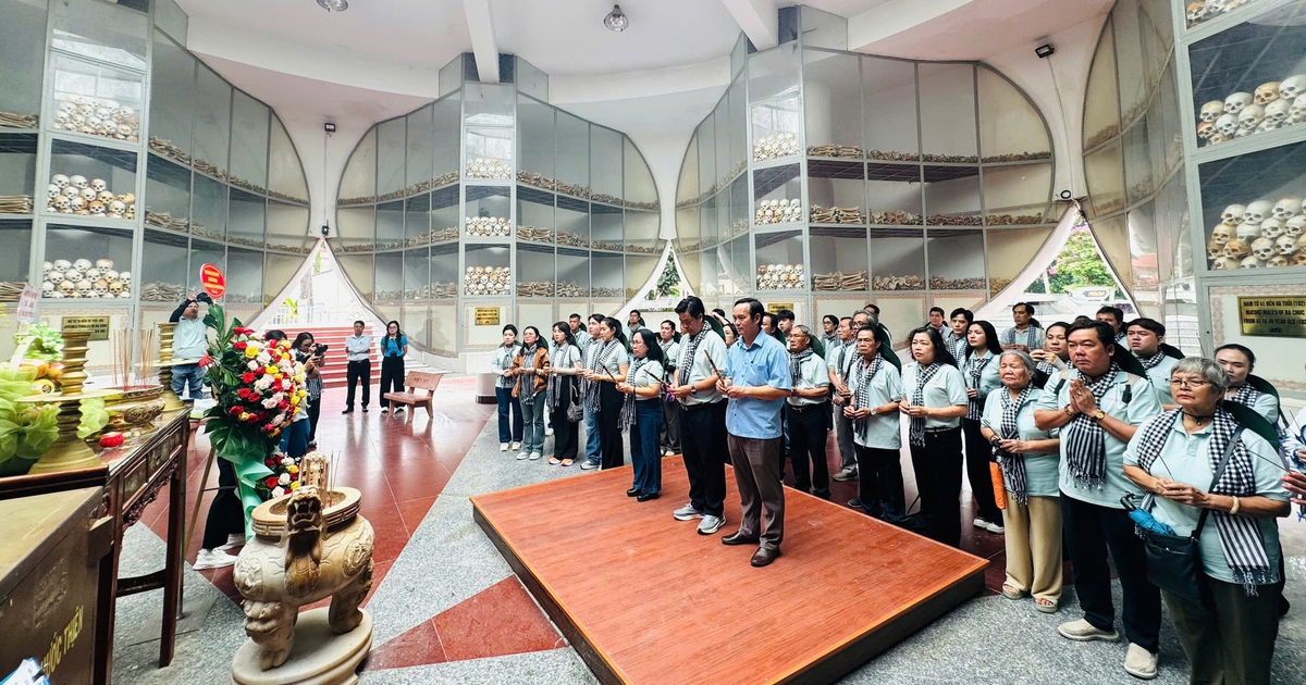 Thanh Hằng, Hữu Quốc, Bình Tinh về nguồn, nghẹn lòng trước những mất mát chiến tranh
