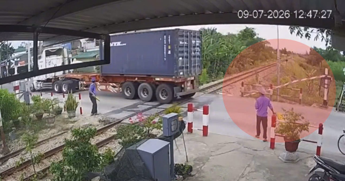 Xe đầu kéo tông gãy chắn ngang đường sắt, tài xế bị giữ bằng lái