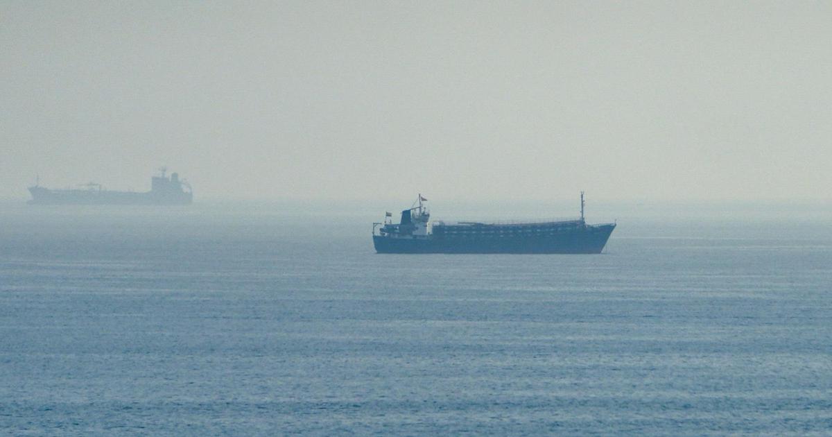 Iran cáo buộc Mỹ leo thang, 2 tàu dầu bị không kích gần eo biển Hormuz