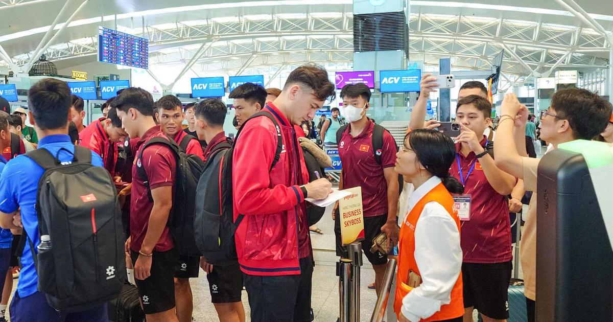 Đội tuyển Việt Nam gạt nỗi buồn, ra sân bay thẳng tiến Indonesia: Mệnh lệnh chiến thắng
