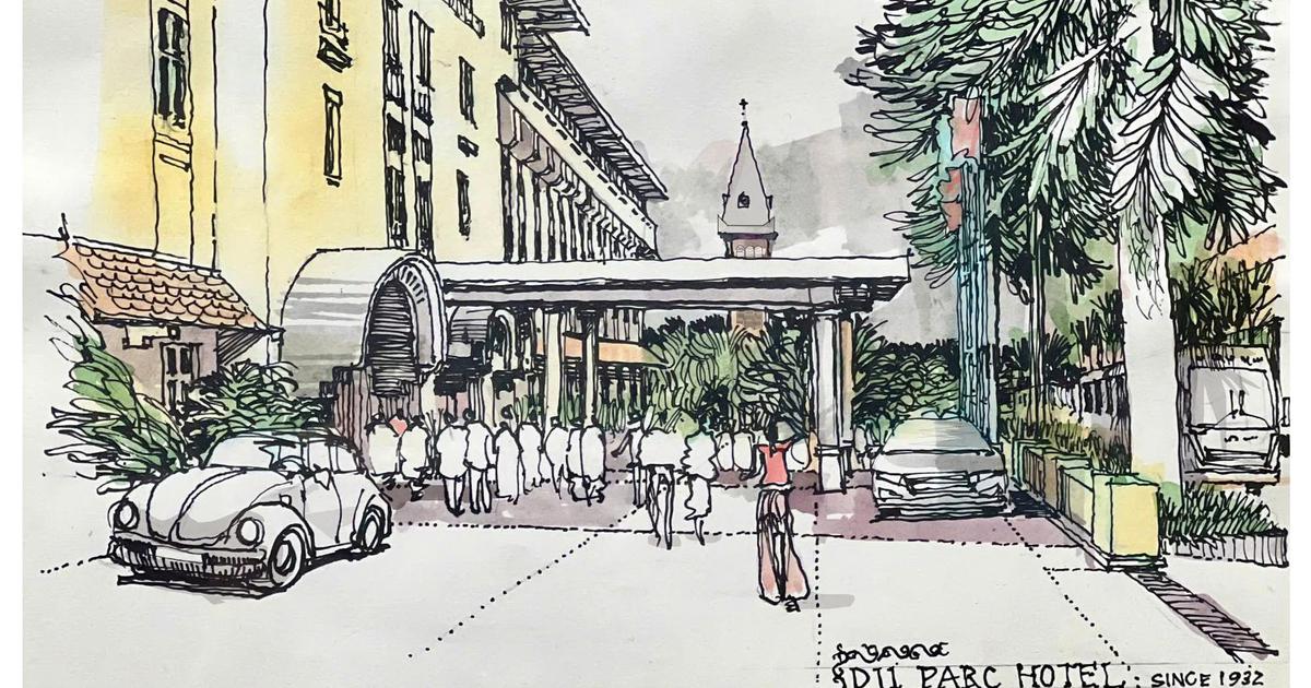 Đi thang máy lồng sắt gần trăm tuổi ở Du Parc Đà Lạt