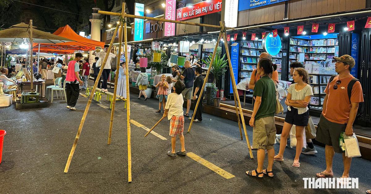 Đường sách TP.HCM rộn ràng trải nghiệm văn hóa dân gian