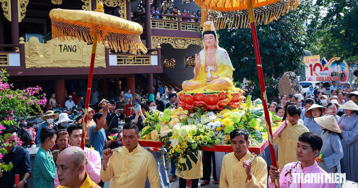 Ngày vía Quan Âm: Dòng người đổ về ngôi chùa có 7 tượng khổng lồ bên sông Tiền