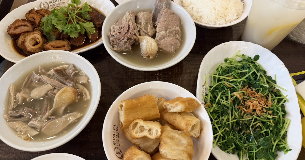 Tổng Lãnh sự Singapore 'mê' phở gà Việt Nam