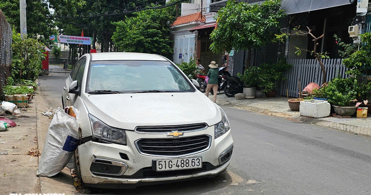 Ô tô móp đầu nằm bên đường nhiều năm ở TP.HCM, không ai biết chủ xe là ai