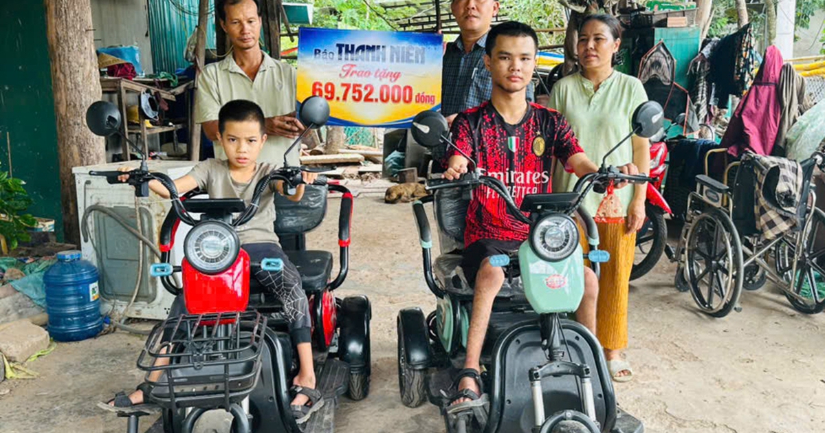 Hai anh em bại liệt ở miền núi Quảng Trị đã có xe để đi học