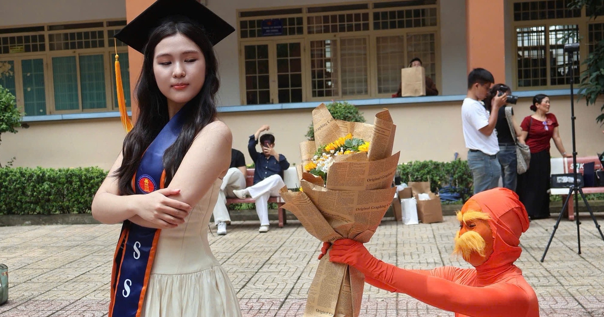 Nữ sinh viên 'chơi tới bến' hóa trang Lorax quỳ gối tặng hoa cho bạn nữ