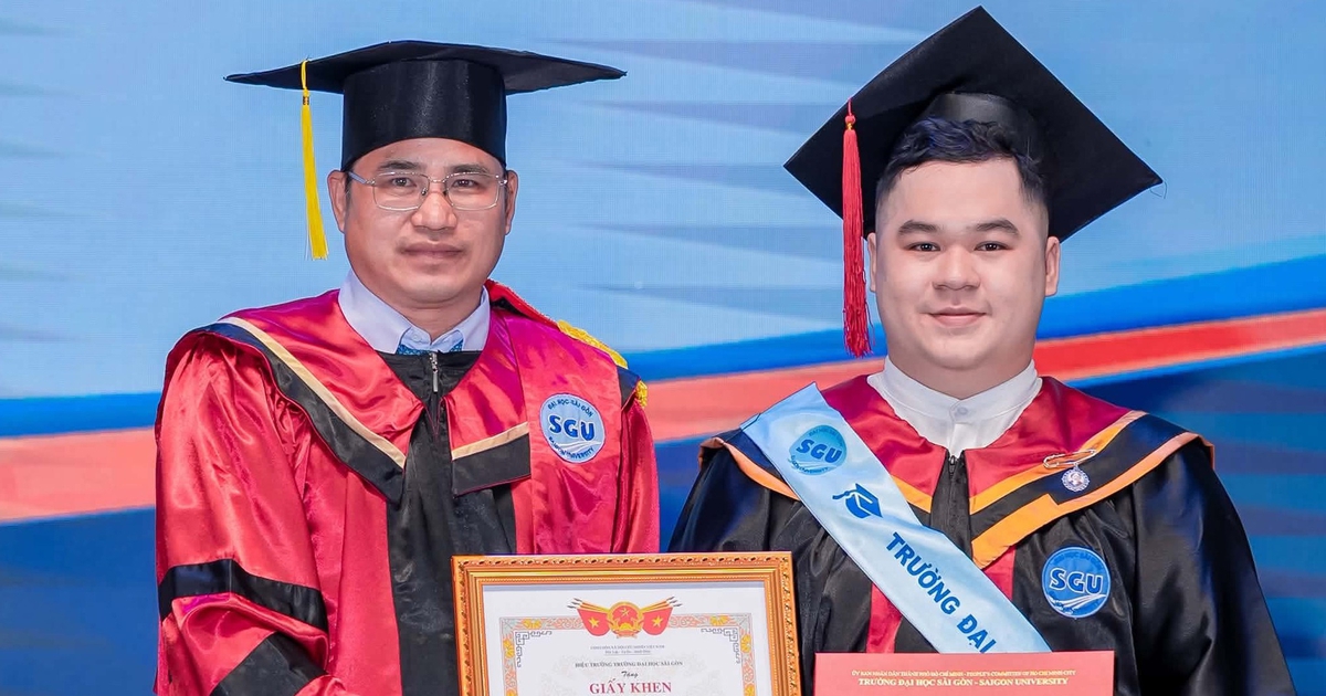 Xúc động nam sinh mang theo hình ảnh mẹ quá cố nhận bằng tốt nghiệp