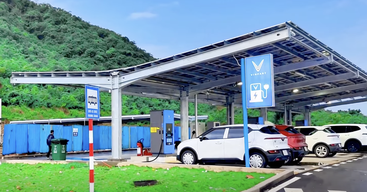 Yêu cầu cấp bách 'phủ' trạm sạc điện trên cao tốc
