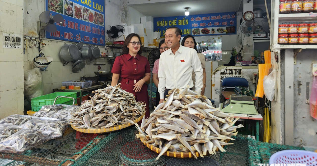Phó chủ tịch HĐND TP.HCM Huỳnh Thanh Nhân kiểm tra an toàn thực phẩm chợ Xóm Lưới
