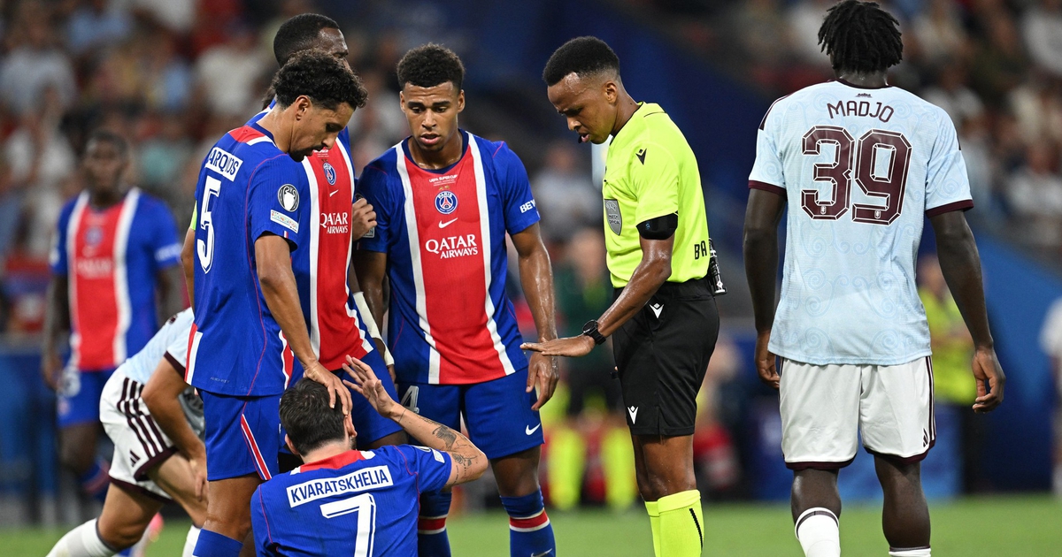 Trọng tài người Somalia từng bị Mỹ từ chối nhập cảnh ở World Cup đi vào lịch sử