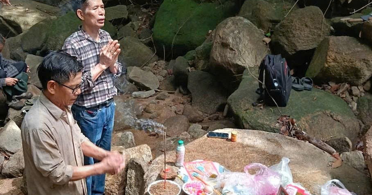 Đà Nẵng: 3 giờ băng rừng tìm hang nghi có hơn 10 hài cốt liệt sĩ