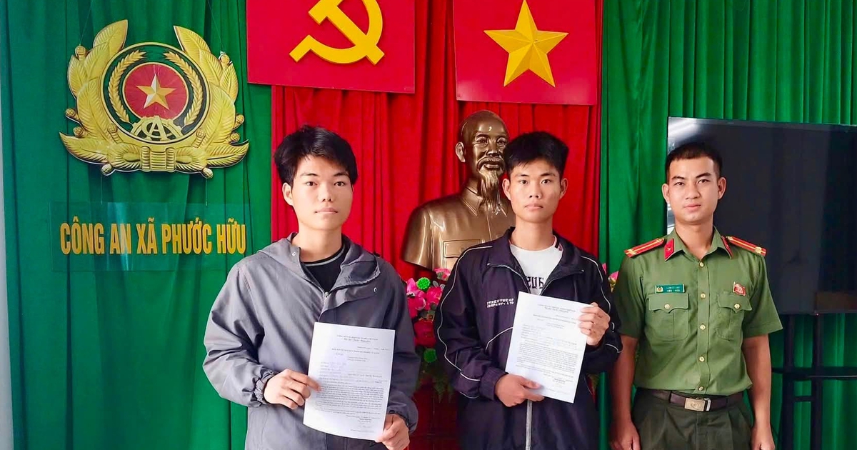 Anh em sinh đ&ocirc;i t&igrave;nh nguyện tham gia nghĩa vụ C&ocirc;ng an nh&acirc;n d&acirc;n