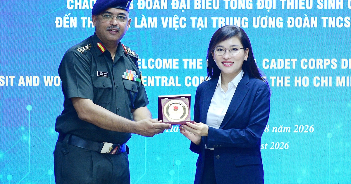 Chị Hồ Hồng Nguyên tiếp xã giao đoàn đại biểu Tổng đội Thiếu sinh quân Ấn Độ