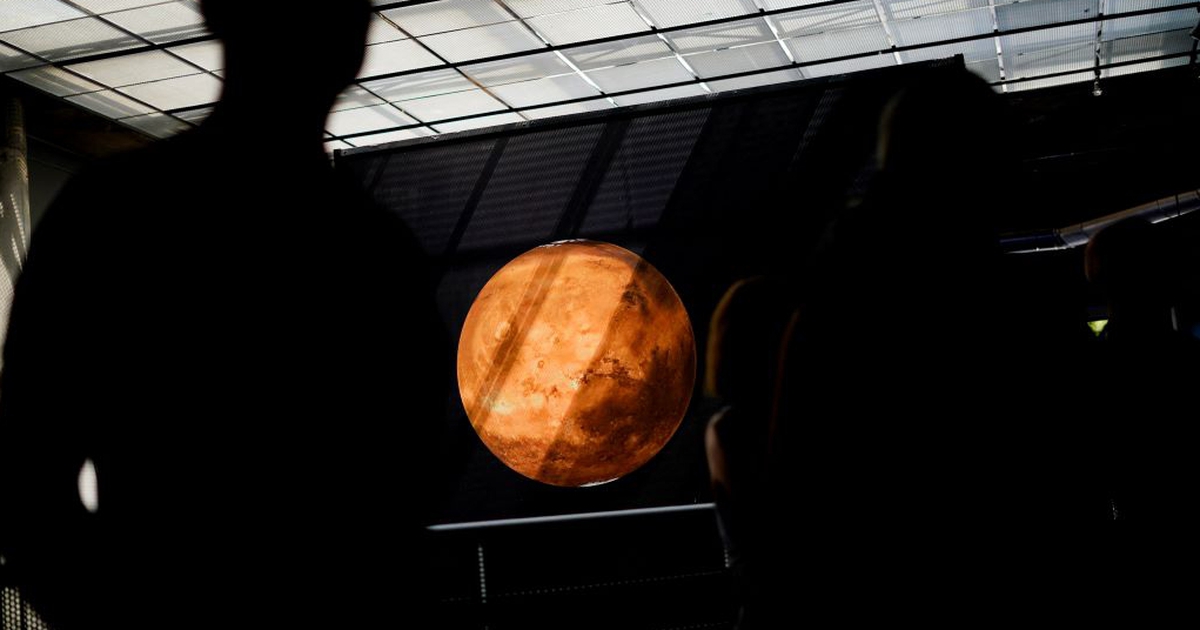 NASA nói gì về thuyết âm mưu mất trọng lực trái đất do nhật thực ở châu Âu?