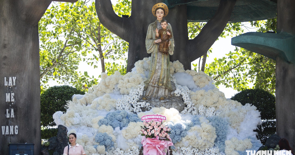 Đại hội La Vang lần thứ 32: Hàng ngàn bông hoa tạo 'ngàn mây' dưới chân tượng Đức Mẹ