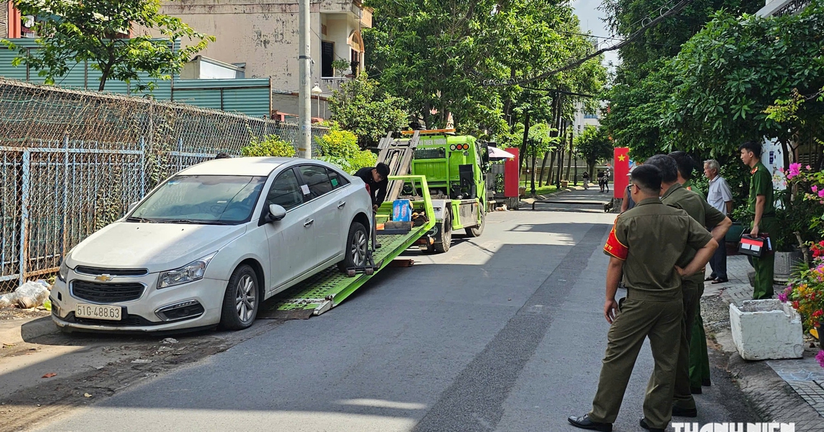 Ô tô móp đầu nằm nhiều năm ở TP.HCM được cẩu đi: Công an phường đang xác minh