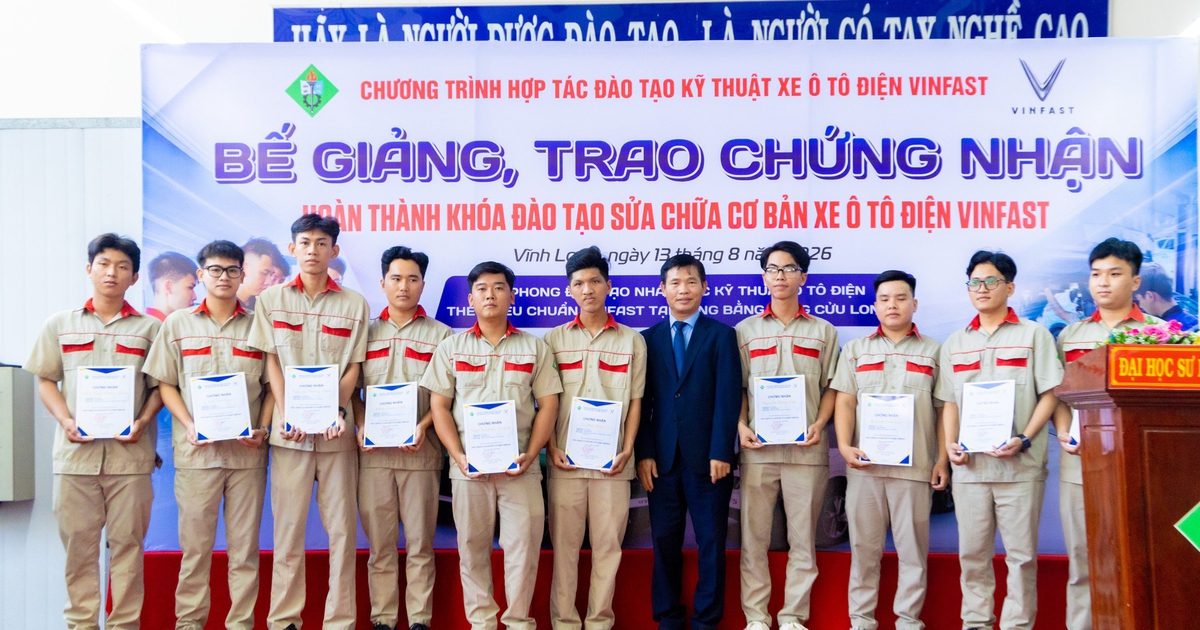 Những sinh viên hoàn thành chương trình xe ô tô điện VinFast đầu tiên ở Vĩnh Long