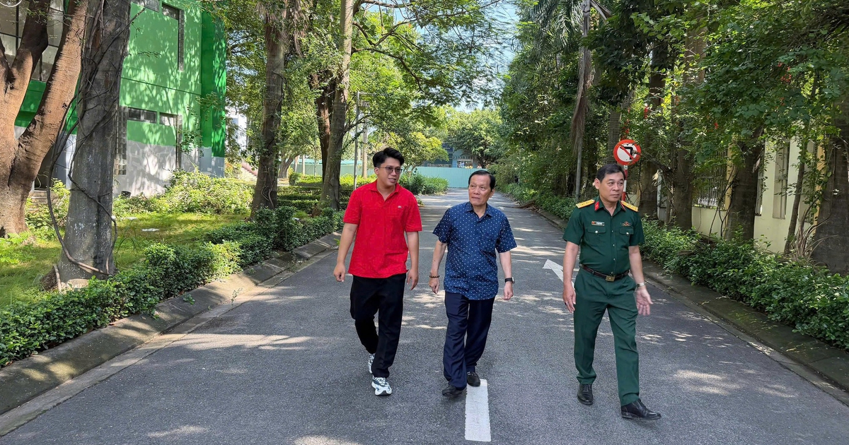 Con trai anh hùng liệt sĩ Lê Thị Riêng thăm ngôi trường mang tên mẹ