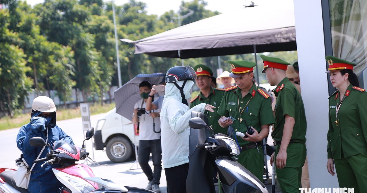 Phụ huynh đưa con đi thi lại tại Trường chuyên Tuyên Quang: Mong khách quan, công bằng