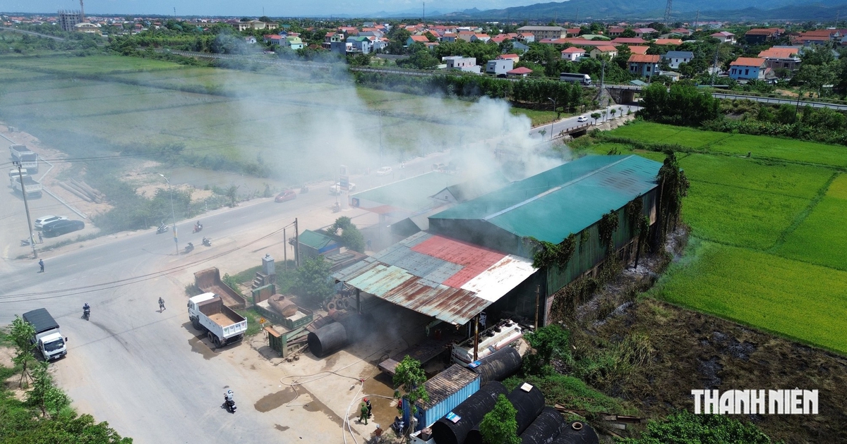 Cháy bãi ruộng, lan vào nhà kho gần cây xăng ở Đồng Hới