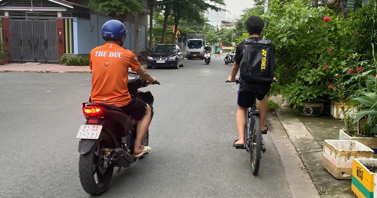 Tình yêu mang tên 'âm thầm ở phía sau': Khi cha mẹ để con tự lớn