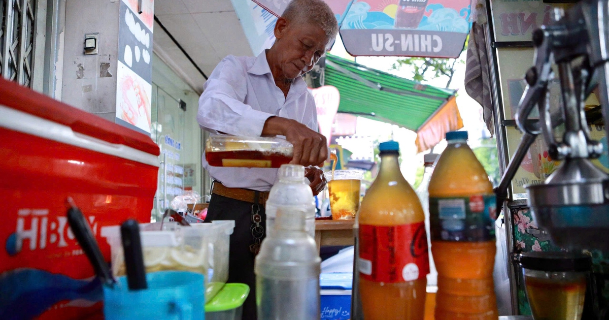 'A Giành' từng bán 600 ly trà chanh giã tay/ngày, nay vẫn sơ mi trắng ngồi chờ khách