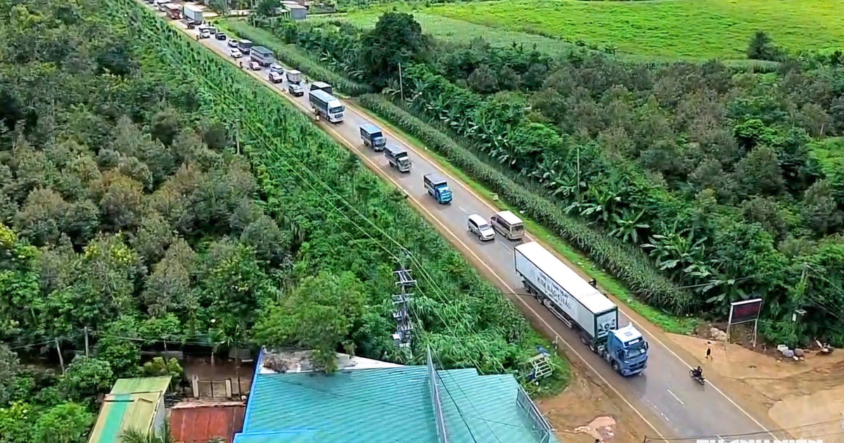 Sầu riêng vào mùa, quốc lộ 26 bất ngờ kẹt cứng vì xe đầu kéo