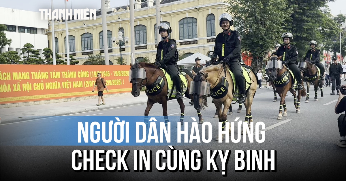 Đội nắng chờ từ 2 giờ chiều, người dân Hà Nội hào hứng ngồi lưng ngựa kỵ binh ở Hồ Gươm