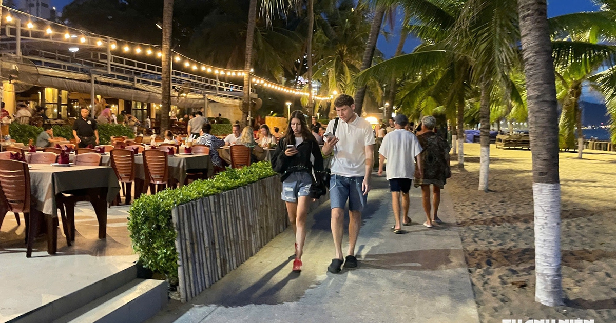 Sau "lệnh" tạm dừng dịch vụ đêm, bãi biển Nha Trang như thế nào?